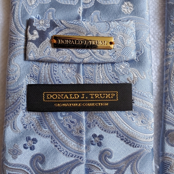 Donald J. Trump Signature Collection tie - Picture 2 of 4